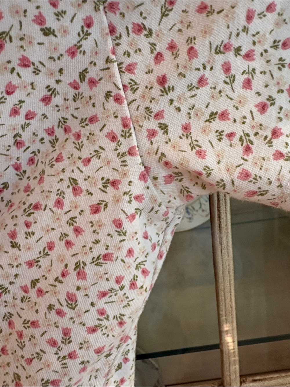 EUC Brandy Melville Floral Deep V Crop Top in Delicate Pink Floral - Picture 6 of 7